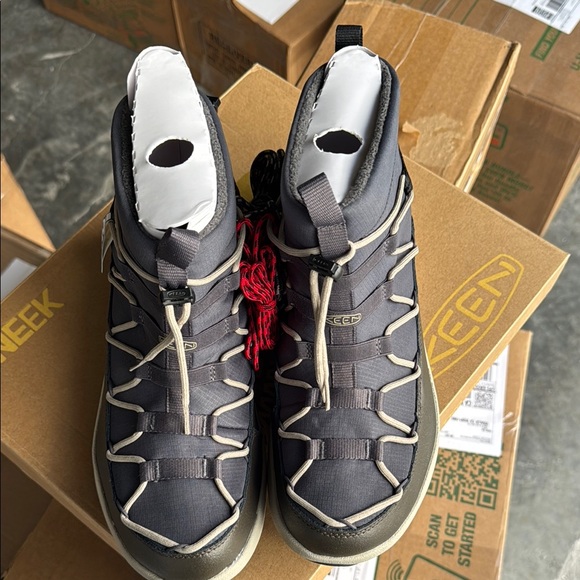 Keen Black and Red Winter Boots - Picture 6 of 8